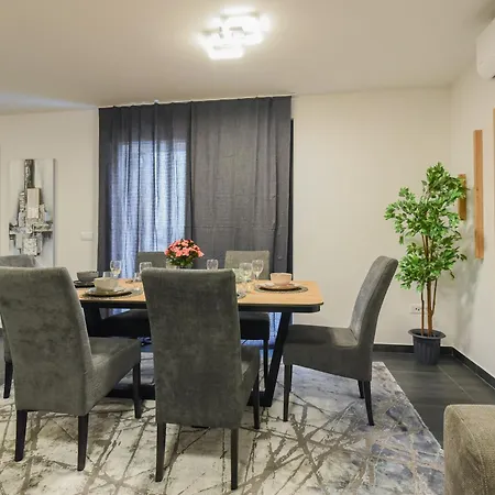 Apartman Nice * زادار